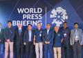 Tổng Thư ký Ban Tổ chức ASIAD 18 chào đón các phóng viên báo chí tới dự Hội nghị Báo chí Thế giới
