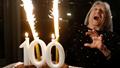 Chủ tịch Bach chúc mừng nhà nữ vô địch thể dục Olympic tròn 100 tuổi